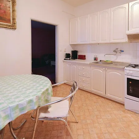 Vrchlabska Apartment